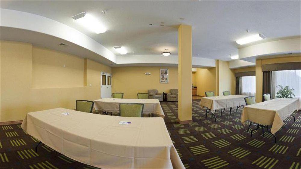Holiday Inn Express Hotel & Suites Kansas City Sports Complex By Ihg Exterior photo