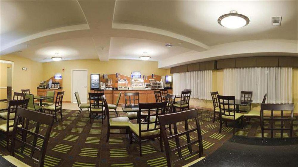 Holiday Inn Express Hotel & Suites Kansas City Sports Complex By Ihg Exterior photo