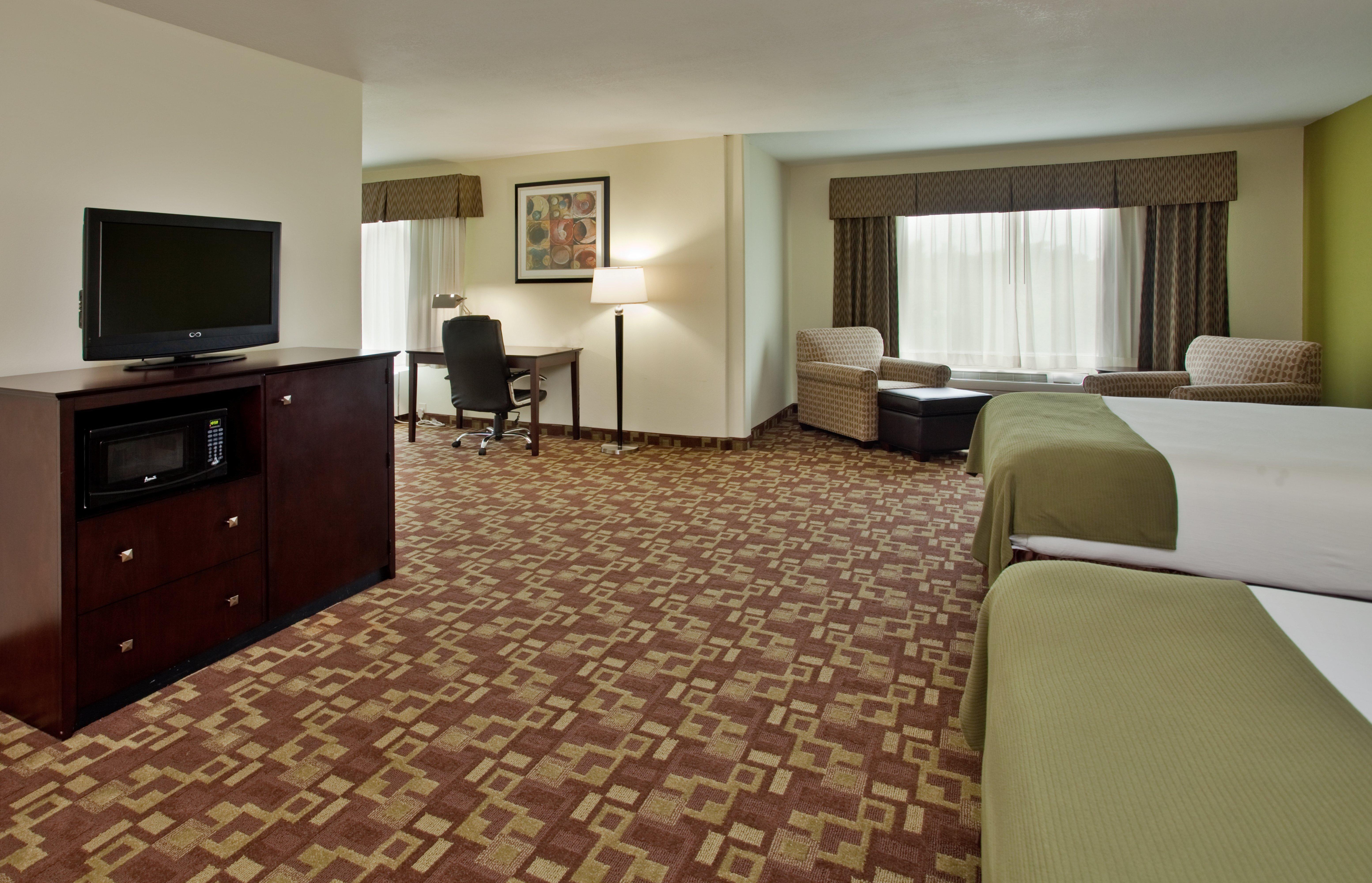 Holiday Inn Express Hotel & Suites Kansas City Sports Complex By Ihg Exterior photo