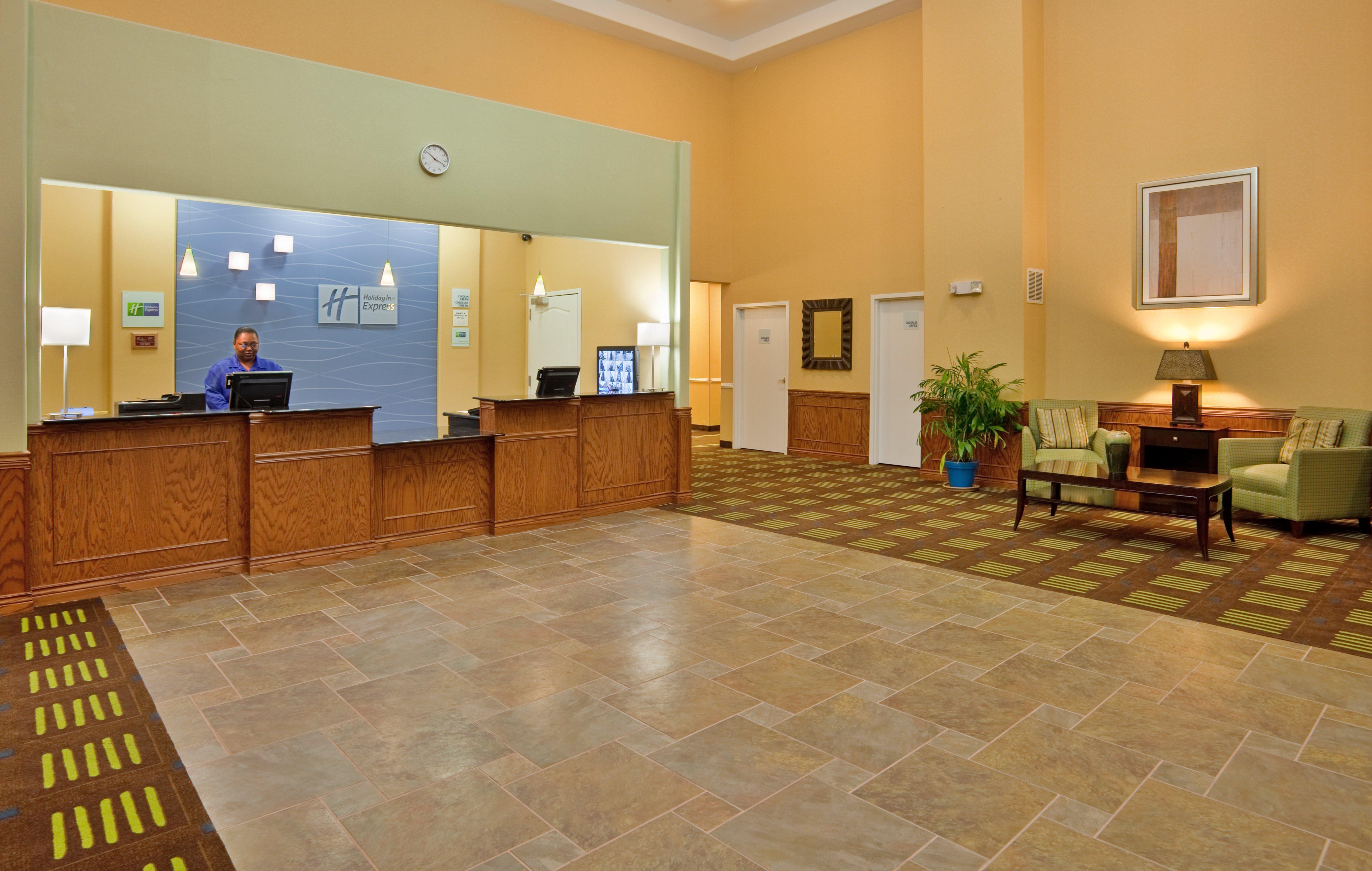 Holiday Inn Express Hotel & Suites Kansas City Sports Complex By Ihg Exterior photo