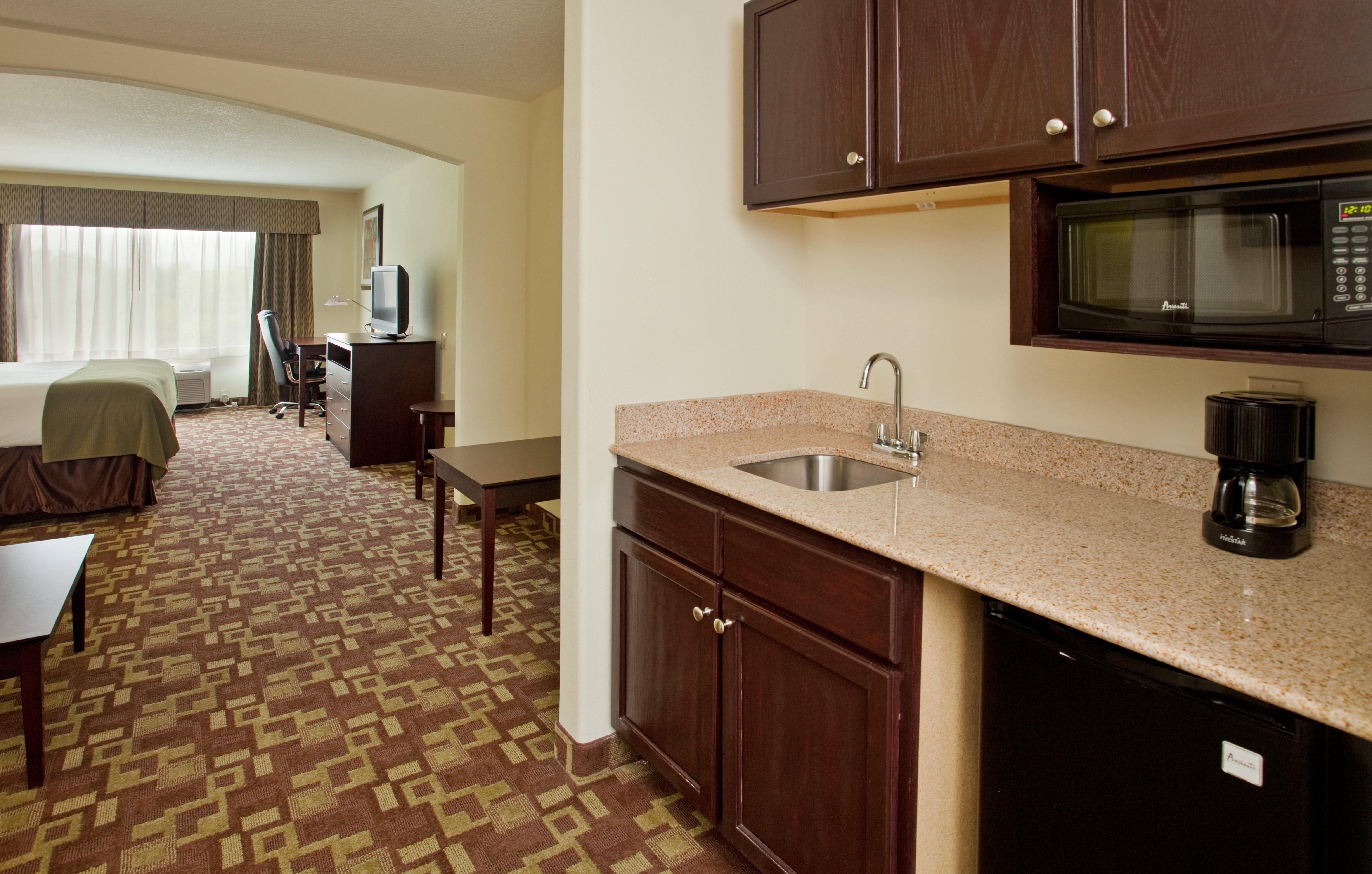 Holiday Inn Express Hotel & Suites Kansas City Sports Complex By Ihg Exterior photo