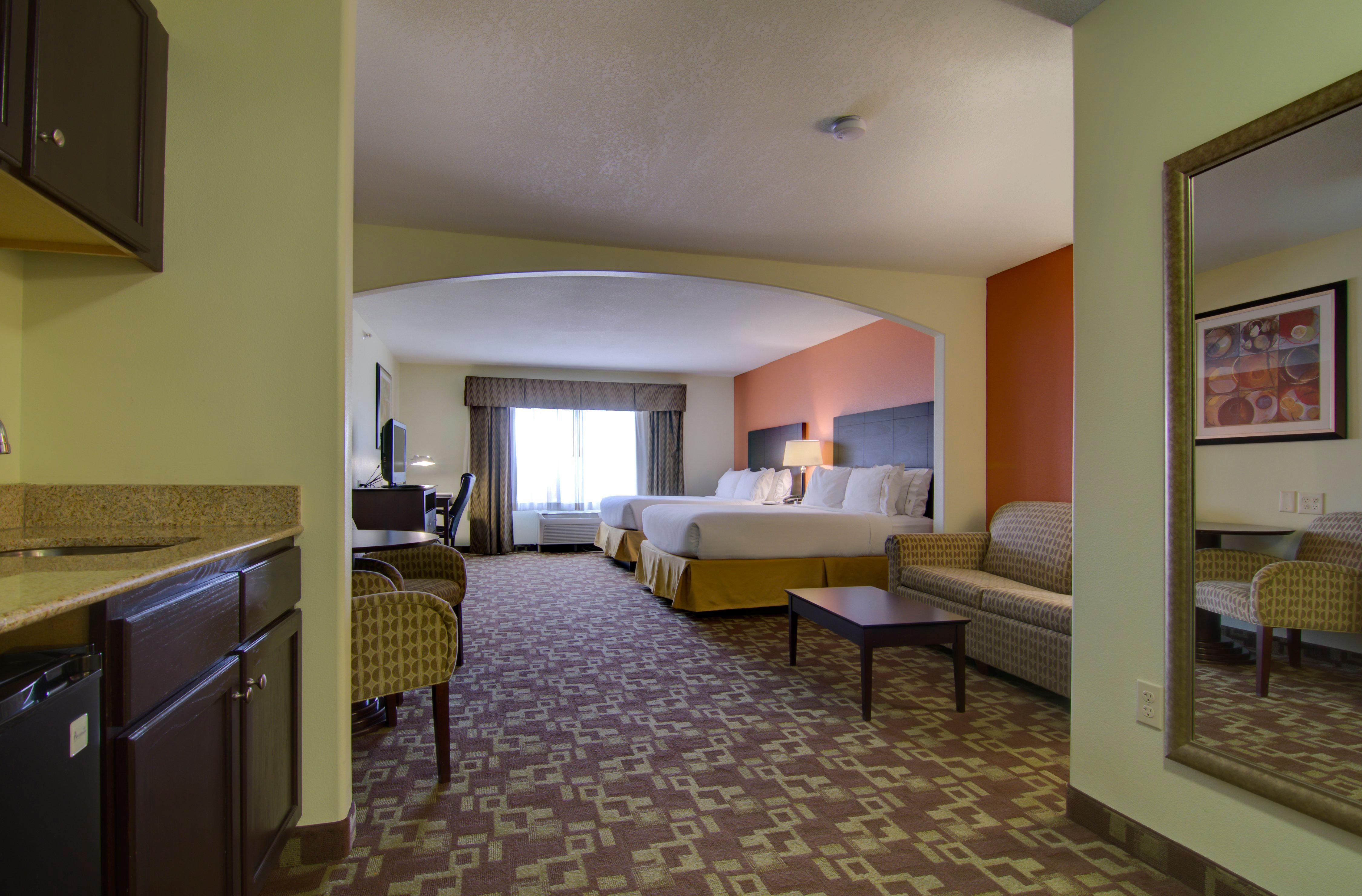 Holiday Inn Express Hotel & Suites Kansas City Sports Complex By Ihg Exterior photo