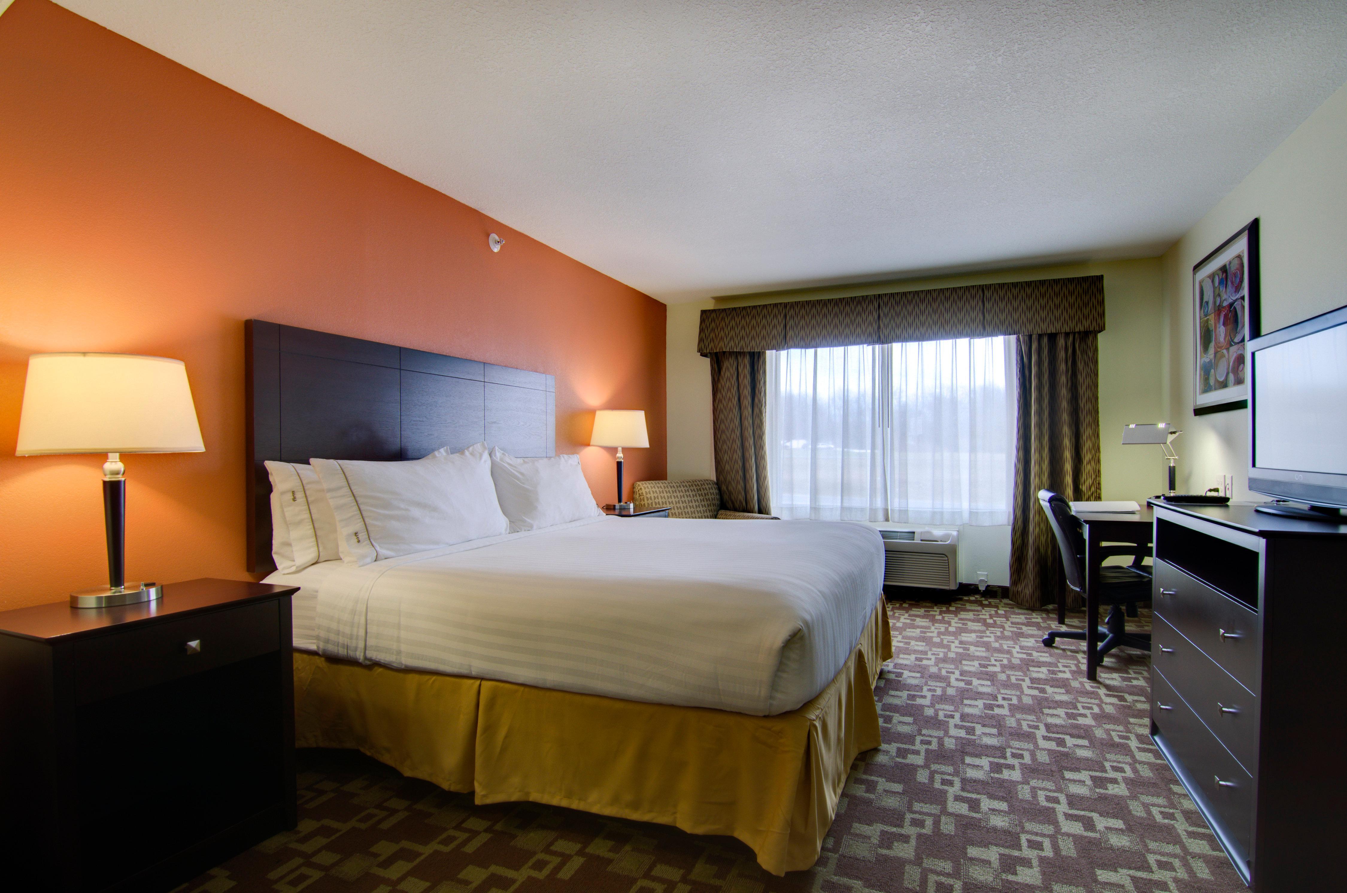 Holiday Inn Express Hotel & Suites Kansas City Sports Complex By Ihg Exterior photo