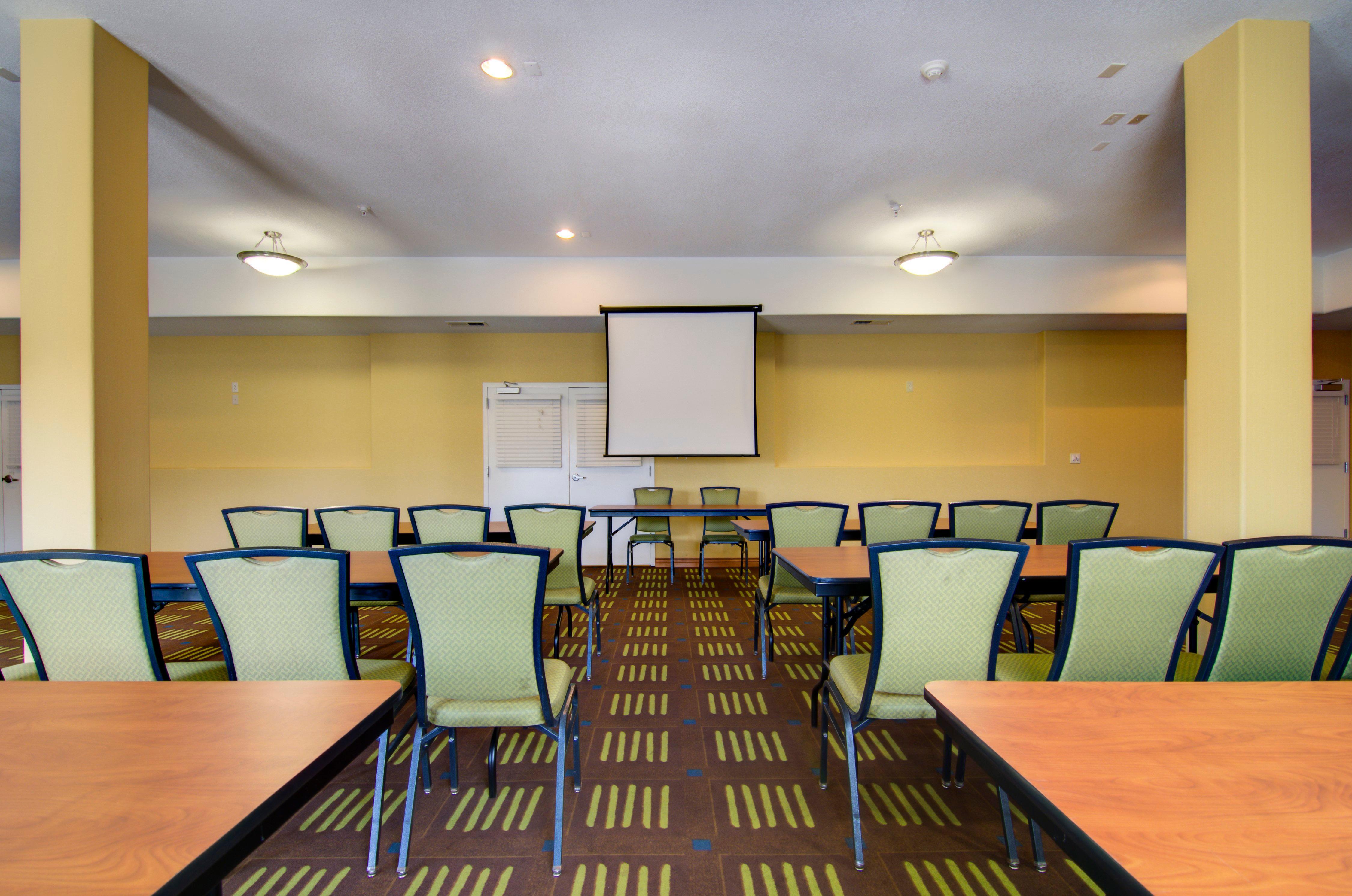Holiday Inn Express Hotel & Suites Kansas City Sports Complex By Ihg Exterior photo
