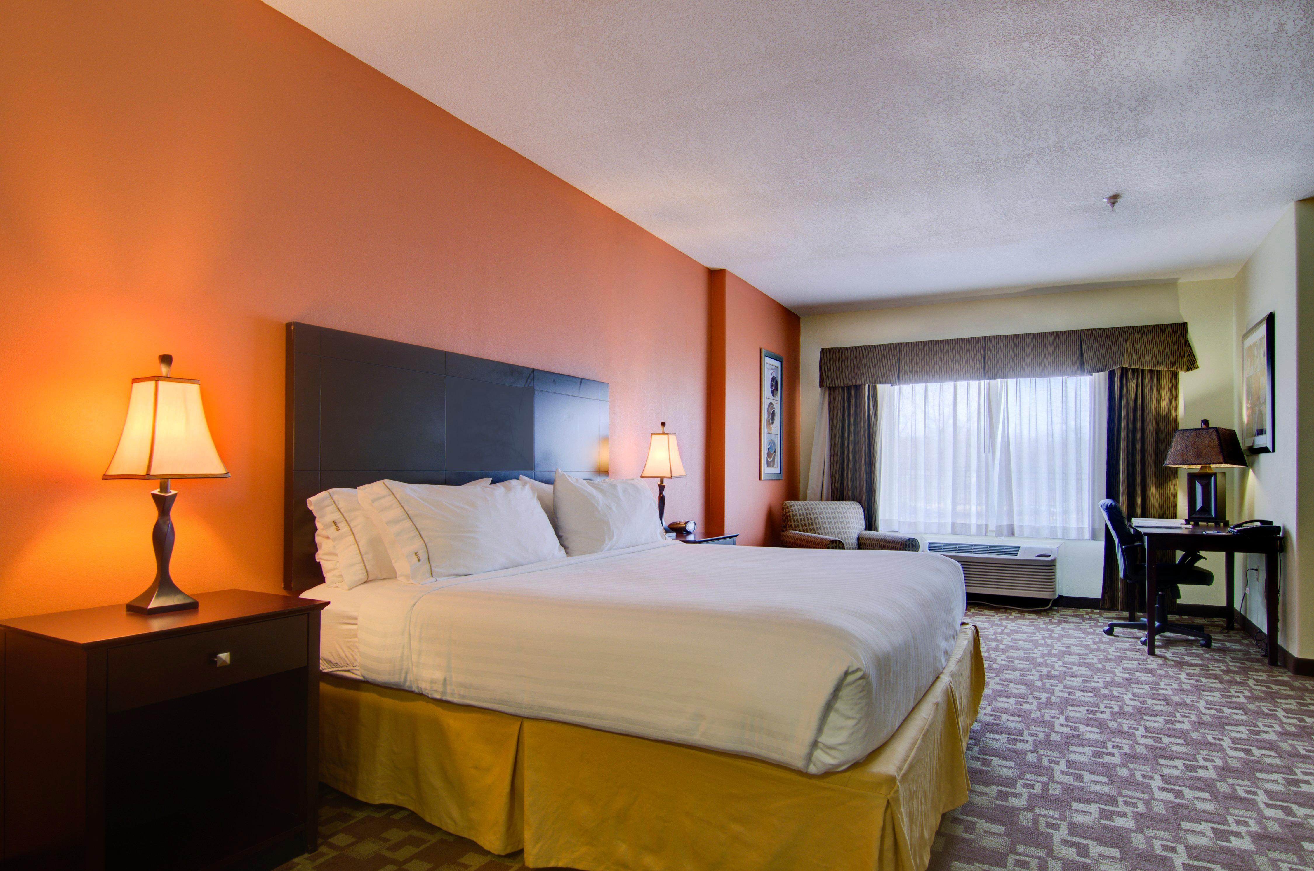 Holiday Inn Express Hotel & Suites Kansas City Sports Complex By Ihg Exterior photo
