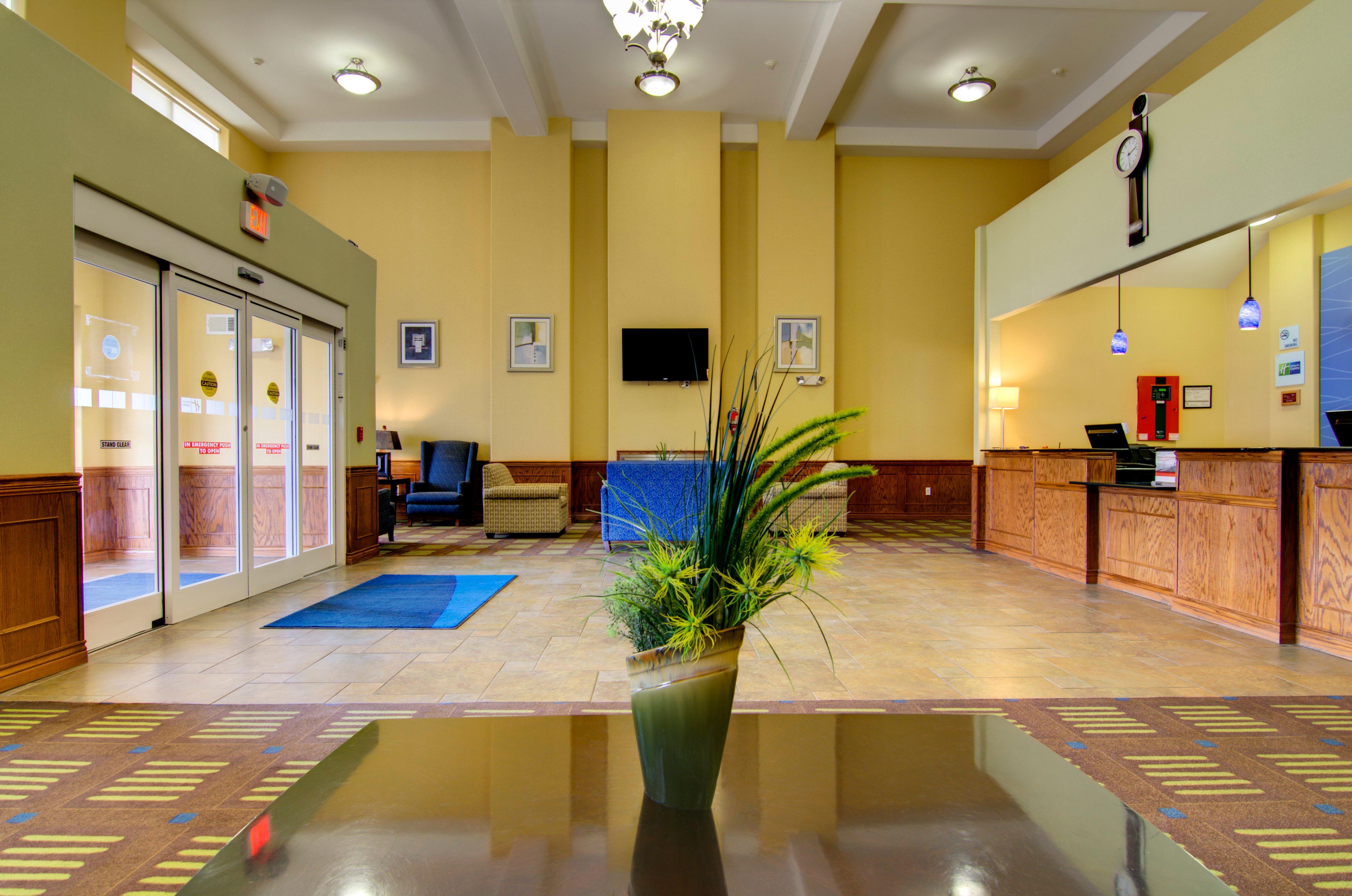 Holiday Inn Express Hotel & Suites Kansas City Sports Complex By Ihg Exterior photo