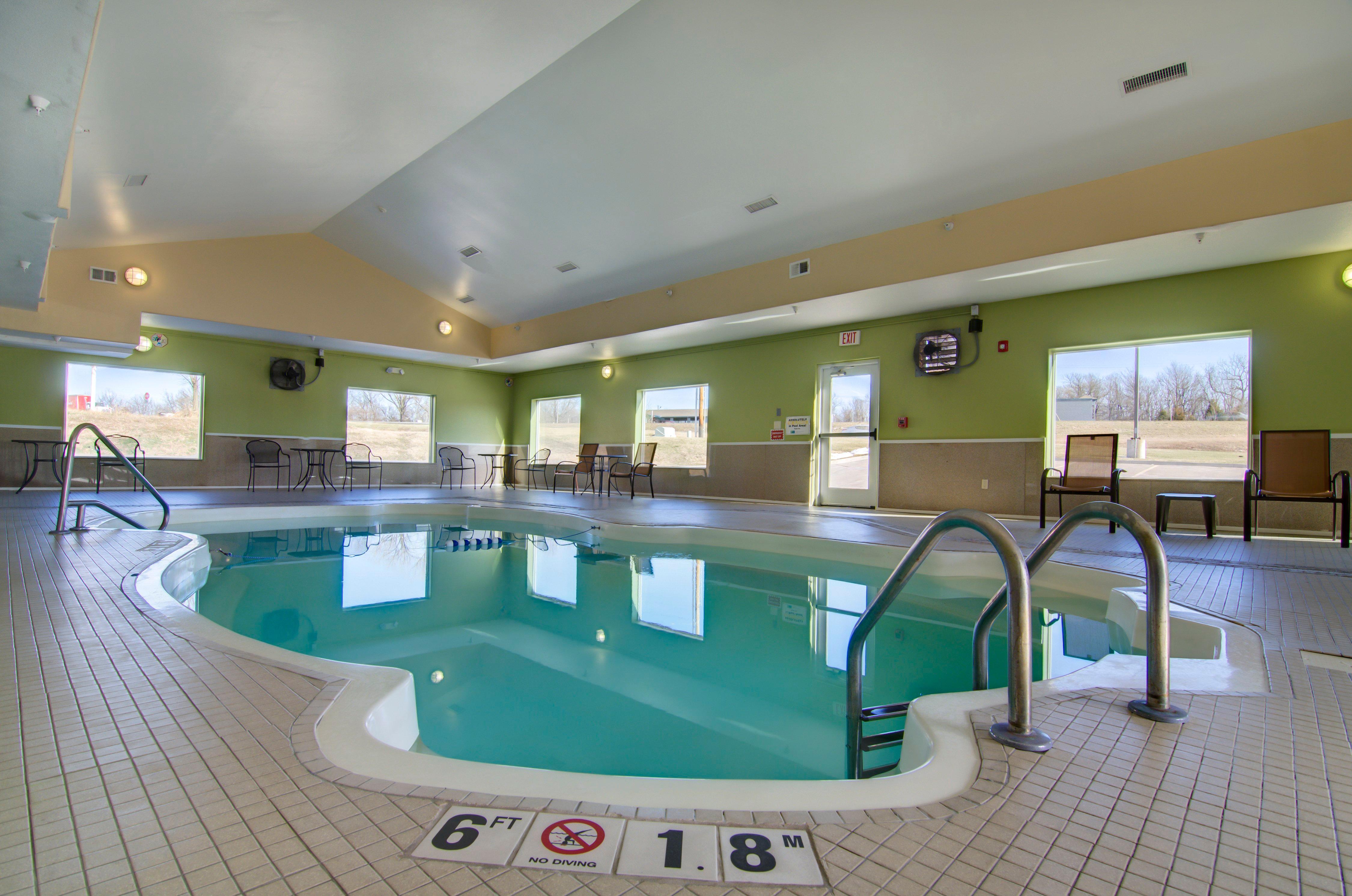 Holiday Inn Express Hotel & Suites Kansas City Sports Complex By Ihg Exterior photo