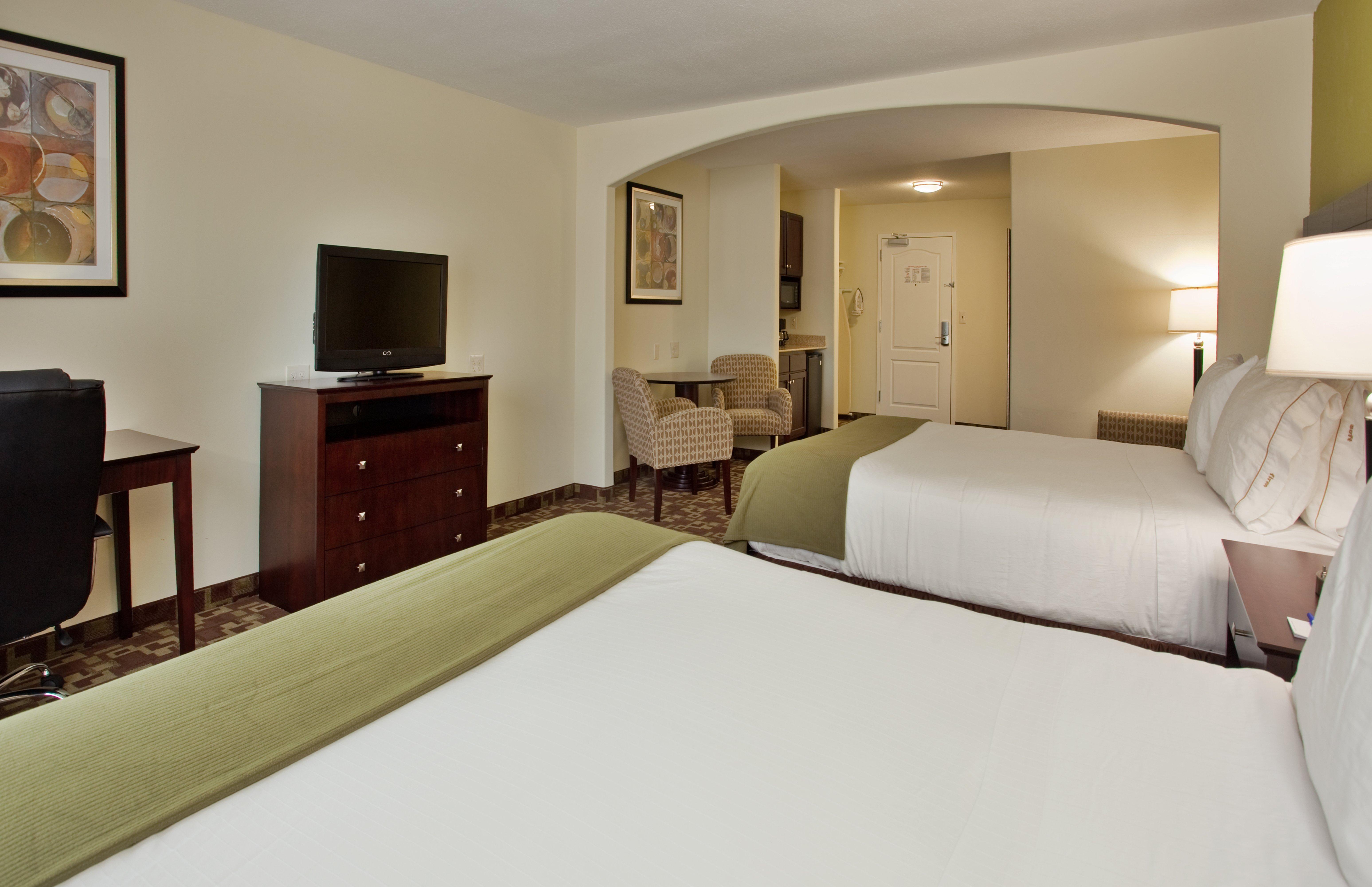Holiday Inn Express Hotel & Suites Kansas City Sports Complex By Ihg Exterior photo