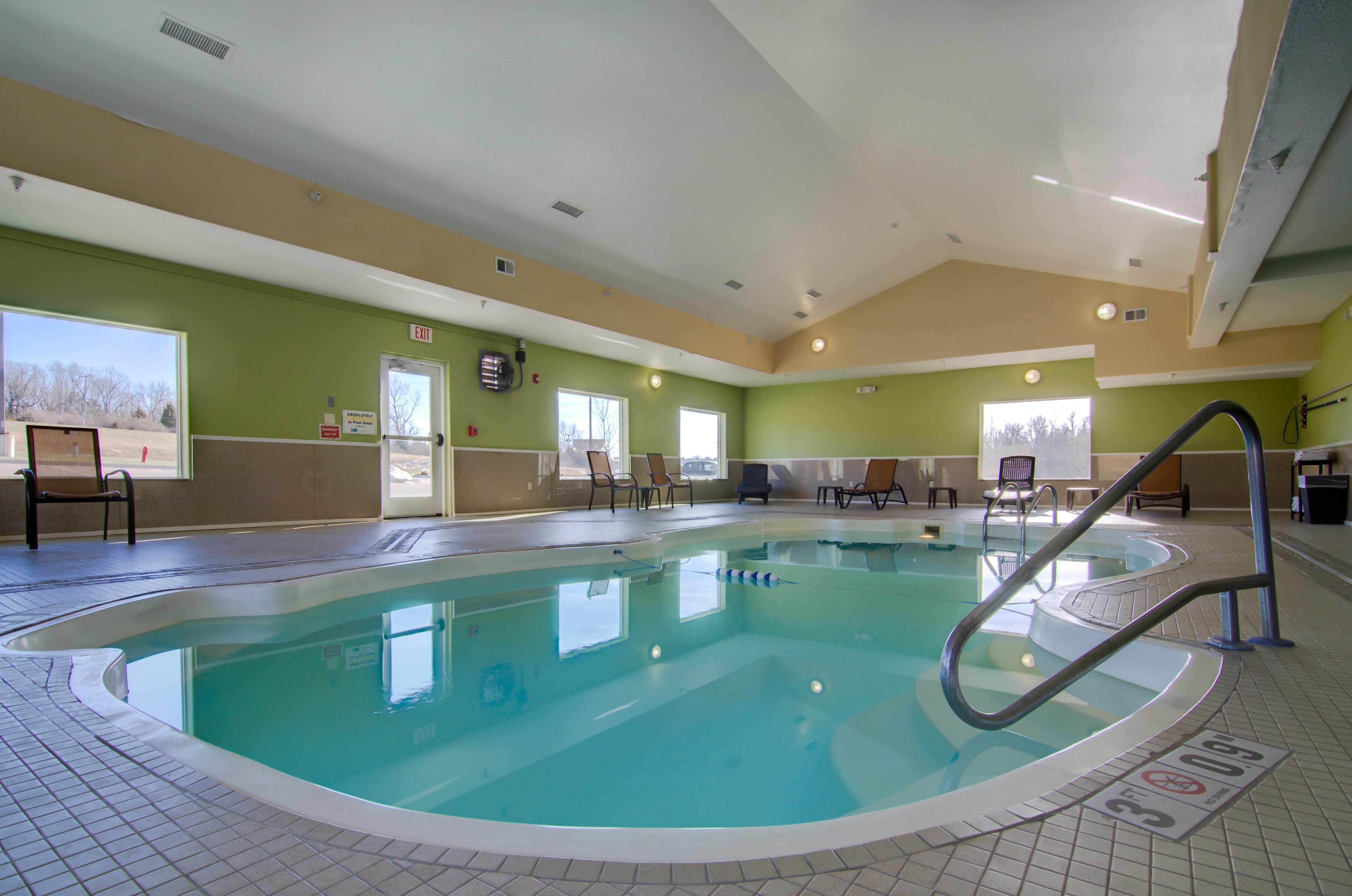 Holiday Inn Express Hotel & Suites Kansas City Sports Complex By Ihg Exterior photo