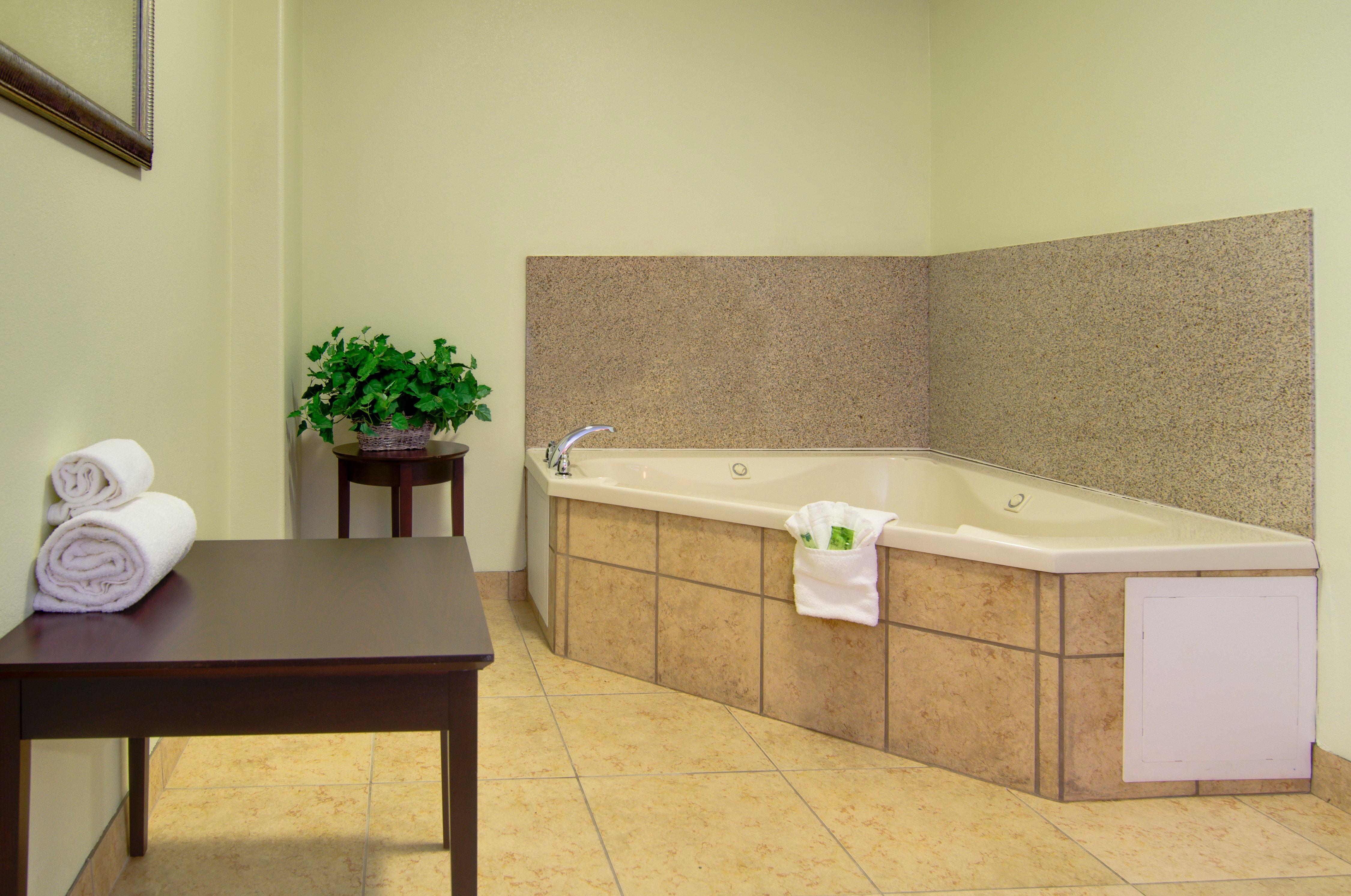 Holiday Inn Express Hotel & Suites Kansas City Sports Complex By Ihg Exterior photo