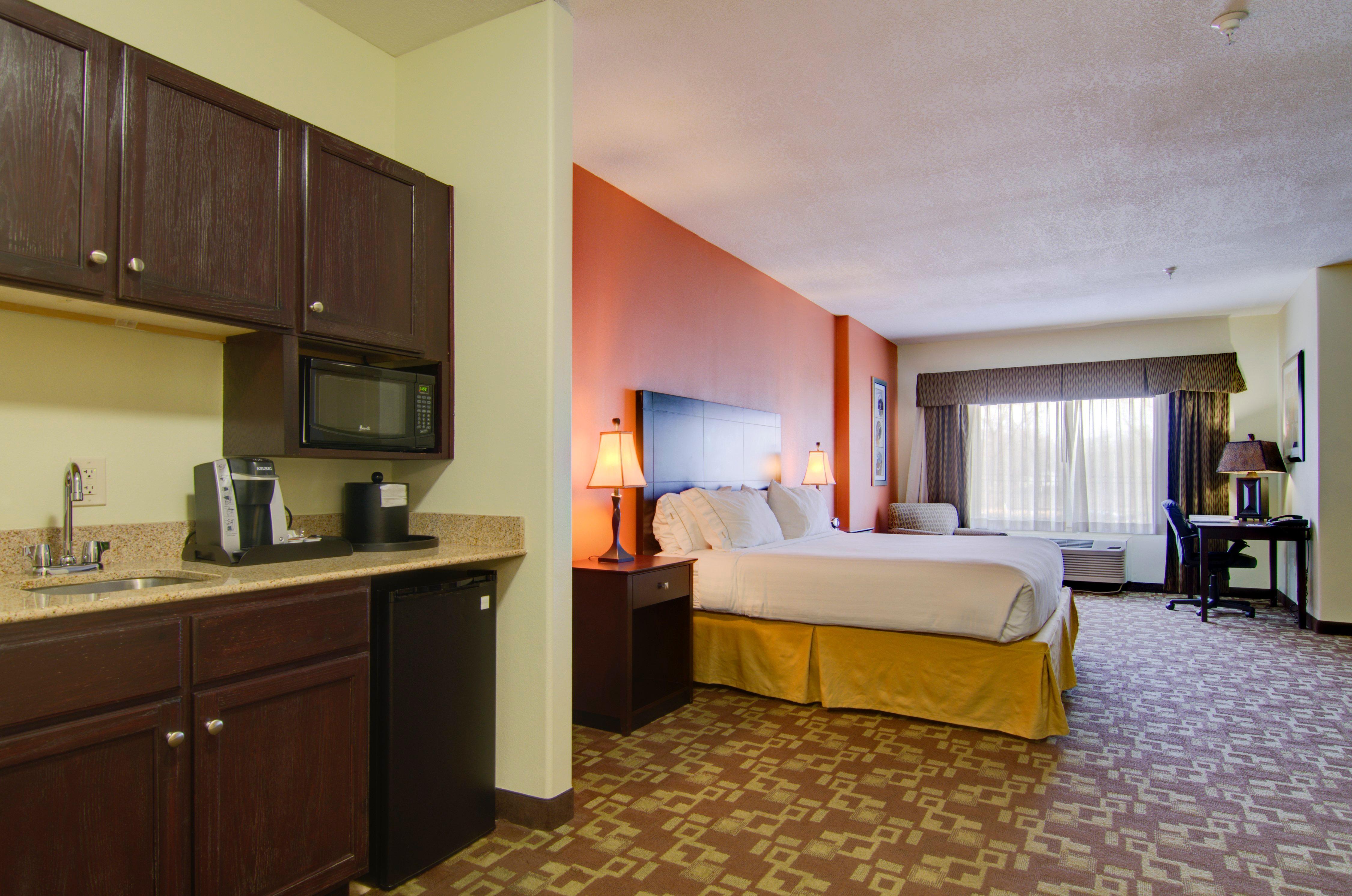 Holiday Inn Express Hotel & Suites Kansas City Sports Complex By Ihg Exterior photo