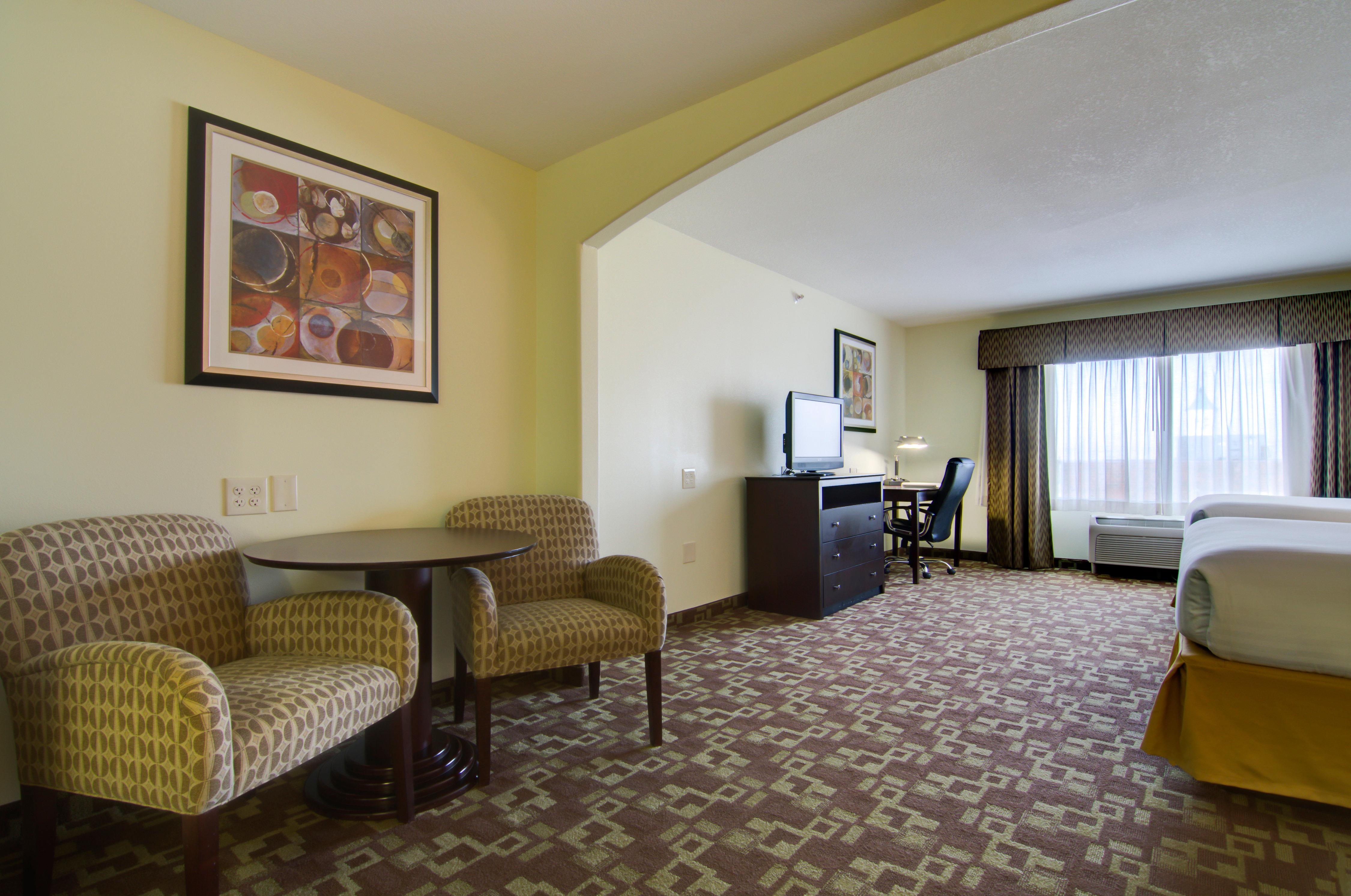 Holiday Inn Express Hotel & Suites Kansas City Sports Complex By Ihg Exterior photo