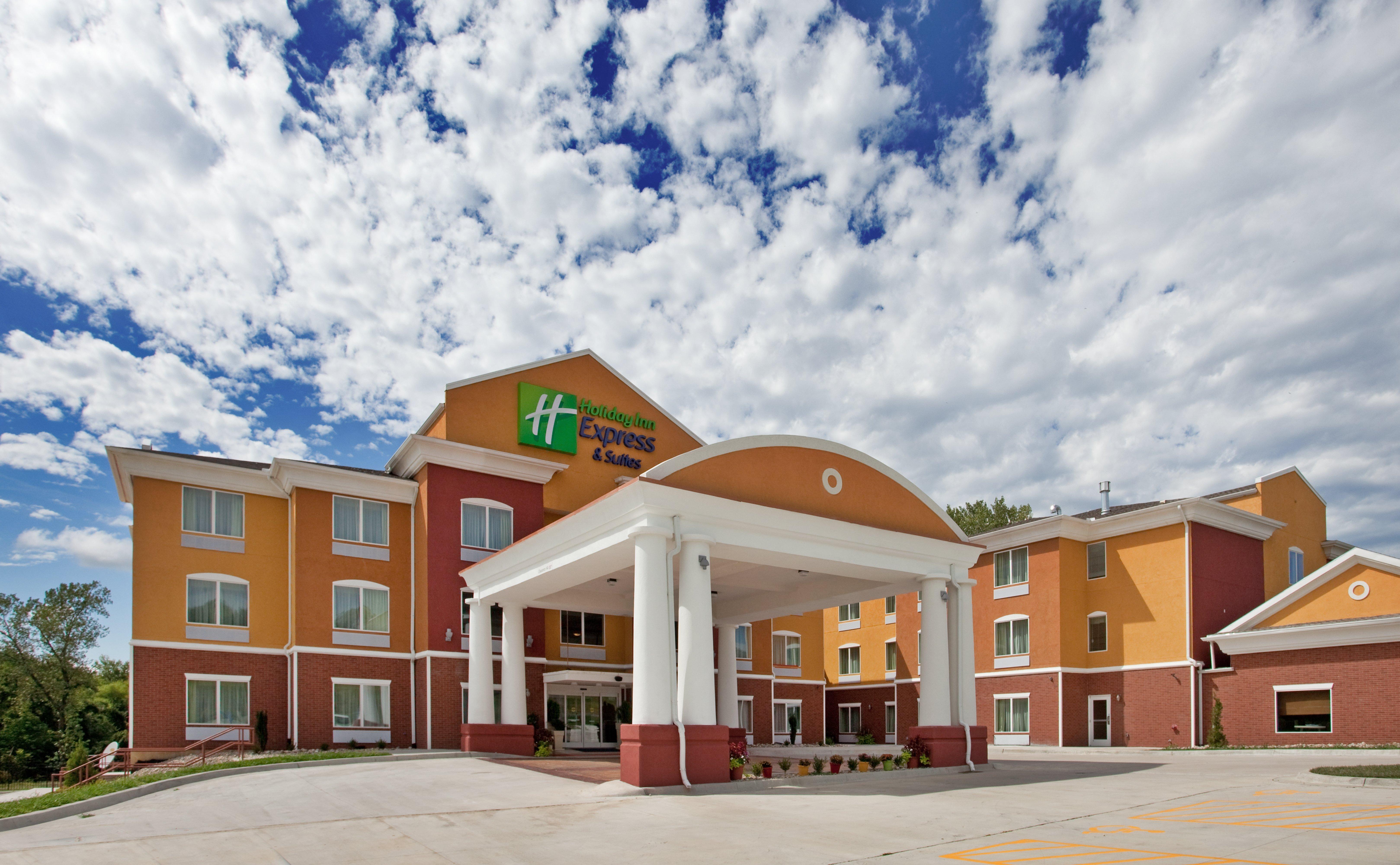 Holiday Inn Express Hotel & Suites Kansas City Sports Complex By Ihg Exterior photo