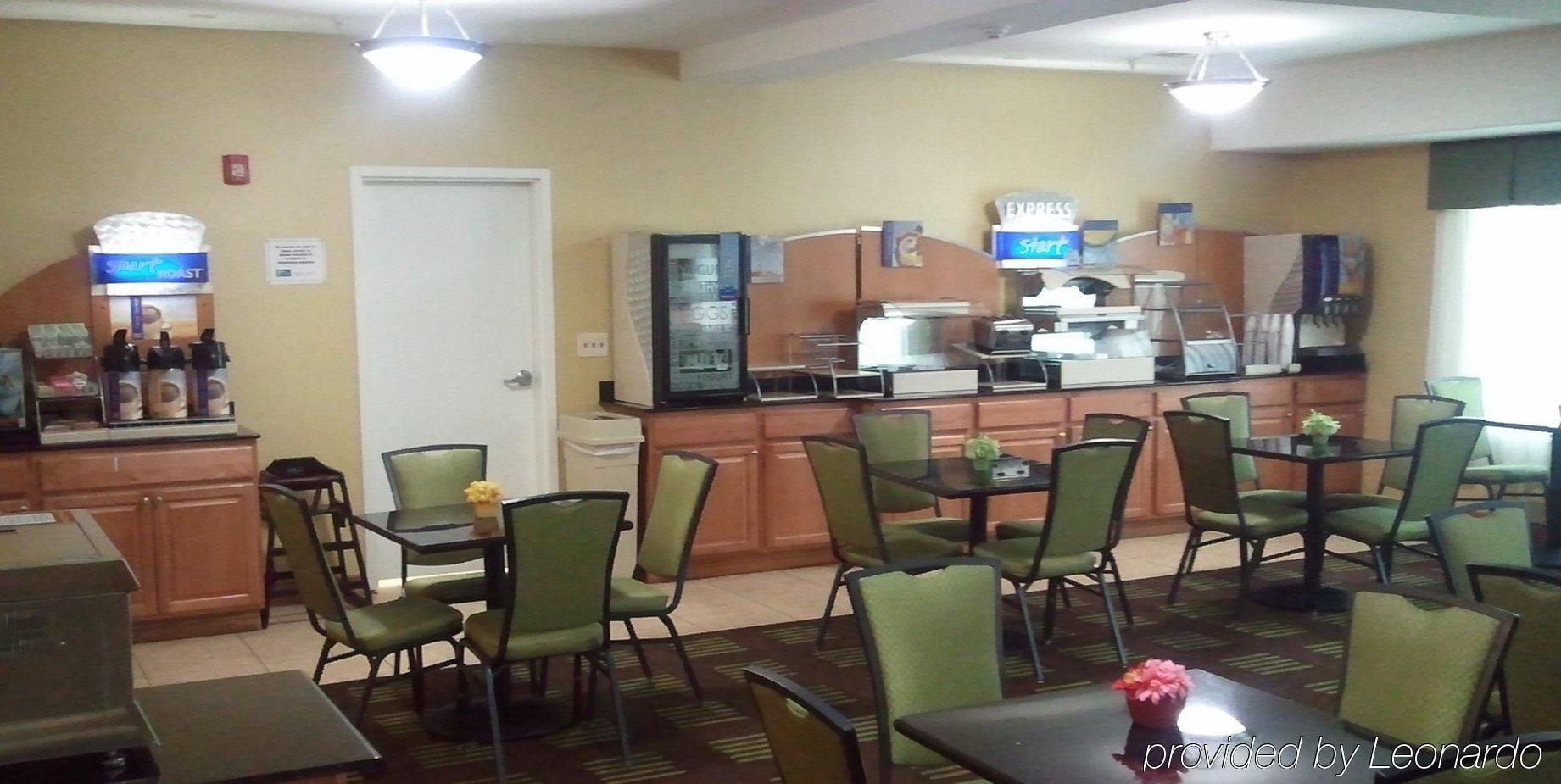 Holiday Inn Express Hotel & Suites Kansas City Sports Complex By Ihg Restaurant photo