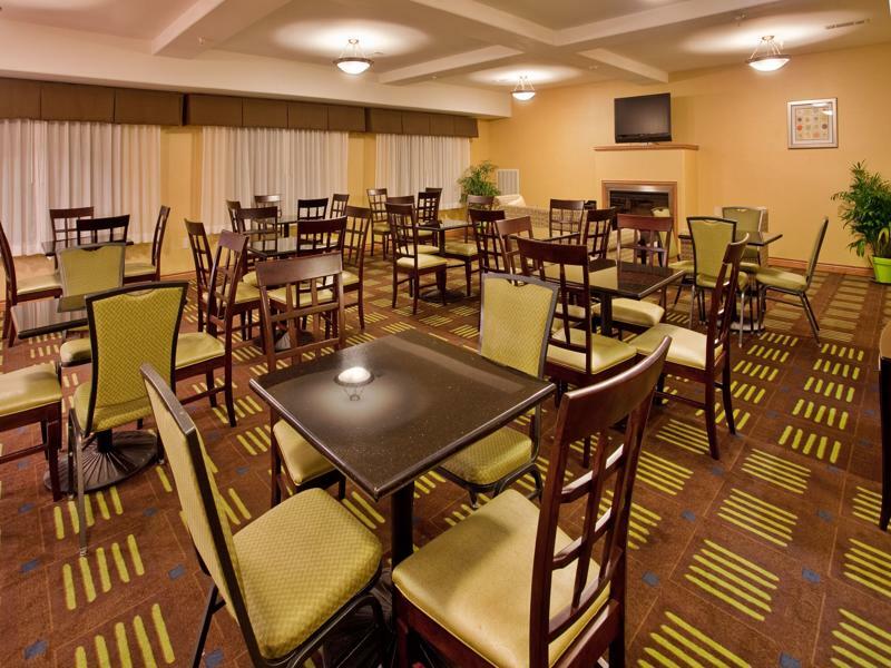 Holiday Inn Express Hotel & Suites Kansas City Sports Complex By Ihg Exterior photo